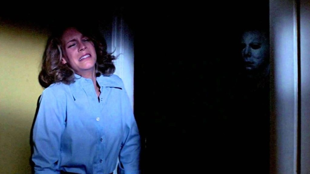 Στο “Halloween” o John Carpenter εισάγει έναν από τον εμβληματικότερους δολοφόνους, τον Michael Myers