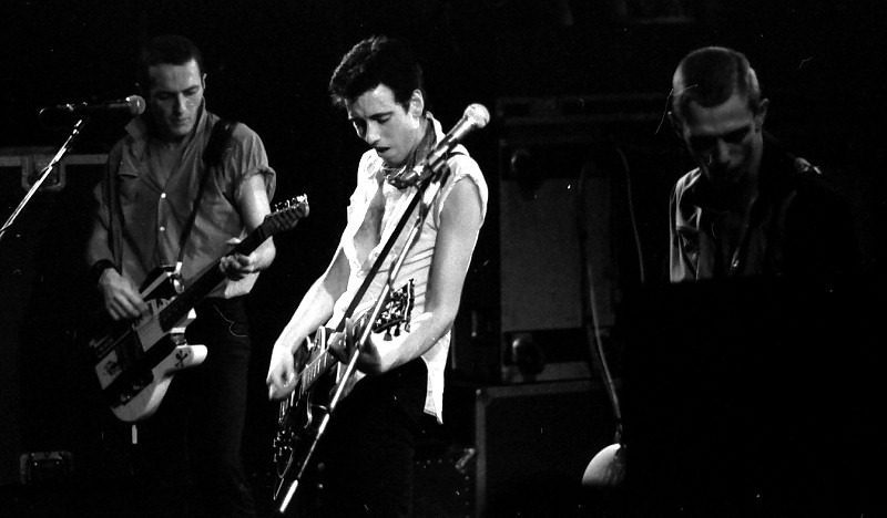 Oι The Clash διασκεύασαν εκ νέου το “I Fought the Law” ενισχύοντας την επιθετικότητα του κομματιού