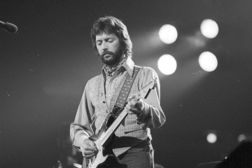 O Eric Clapton θα διασκευάσει το “Cocaine” στο άλμπουμ του “Slowhand” και γρήγορα θα γίνει μια από τις μεγαλύτερες επιτυχίες του